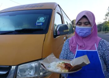 KAMARIAH Abdullah yang dahulunya pengusaha van dan bas sekolah di Kijal, Kemaman, Terengganu kini membuka gerai menjual nasi lemak RM1.