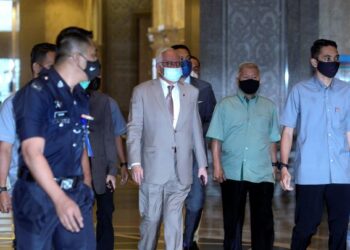 NAJIB Razak tiba di pekarangan mahkamah bagi mendengar rayuan sabitan dan hukuman penjara terhadap beliau berhubung penyelewengan dana SRC International Sdn. Bhd. di Mahkamah Persekutuan, Putrajaya, hari ini. – FOTO/FAISOL MUSTAFA