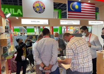 Pengunjung Expo Gulf Food Dubai 2020 melihat produk Nang Ori yang dipamerkan pada ekspo berkenaan.