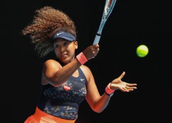 NAOMI Osaka membalas pukulan Hsieh Su-wei pada suku akhir Terbuka Australia di Melbourne hari ini. - AFP