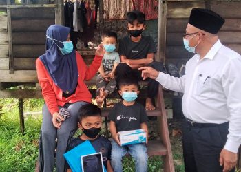 MD. Nayan Salleh (kanan) bersama keluarga yang menerima sumbangan gajet untuk anak mereka mengikuti pembelajaran atas talian di Kampung Parit Abas, Parit Buntar hari ini. - UTUSAN/WAT KAMAL ABAS



PARIT BUNTAR 24 JANUARI 2021: Ketua Bersatu Parit Buntar, Md. Nayan Salleh (kanan) bersama keluarga yang menerima sumbangan gajet untuk anak mereka mengikuti pembelajaran atas talian di Kampung Parit Abas, Parit Buntar hari ini. - PEMBERITA dan GAMBAR: WAT KAMAL ABAS