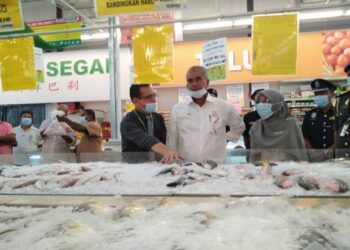 NAZRI Ngah (tengah) sedang membuat melihat harga ikan ketika melancarkan Skim Harga Maksimum Musim Perayaan Hari Raya Puasa di Pasar Raya Econsave, Bandar Jerantut di Jerantut, Pahang. - FOTO/HARIS FADILAH AHMAD