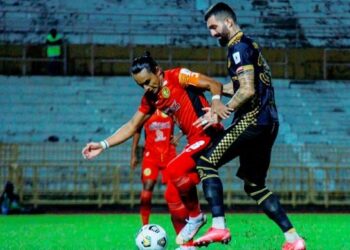 PENYERANG Negeri Sembilan, Mohd. Zaquan Adha Abd. Radzak (kiri) diasak pemain Kelantan FC, Christos Intzidis dalam aksi Liga Perdana di Stadium Tuanku Abdul Rahman, Paroi, Seremban kelmarin. - UTUSAN/MUHAMMAD IZZAT TERMIZIE