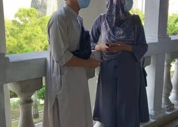 IRAM Naz Hafiz Sabir Muhammed (kanan) dan Azharique Shah Abdul Jalil hadir di Mahkamah Majistret Kuala Lumpur bagi menghadapi tuduhan memberi maklumat palsu ketika membuat permohonan merentas negeri ke Johor/pix NORLIZAH ABAS