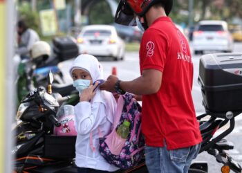 PENYEDIAAN lokar dan menyusun semula jadual waktu sekolah adalah antara alternatif mengatasi isu beg berat murid. -UTUSAN/MUHAMAD IQBAL ROSLI