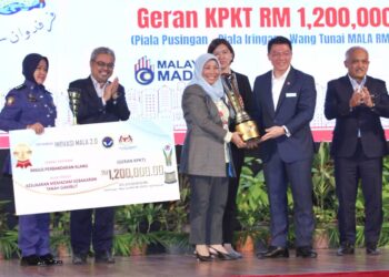 NGA Kor Ming (dua dari kanan) menyampaikan piala  kepada Yang Dipertua MPK,  Noraini Roslan selepas MPK diumum pemenang tempat pertama Pertandingan Inovasi MALA 2.0: Piala Menteri KPKT pada Konvensyen Pihak Berkuasa Tempatan 2023 di Pusat Konvensyen Ipoh hari ini. - UTUSAN/MUHAMAD NAZREEN SYAH MUSTHAFA