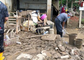 NGO membantu membersihkan rumah penduduk di Kampung Sepakat Jaya, Johor Bahru hari ini yang terjejas akibat kejadian banjir baru-baru ini.