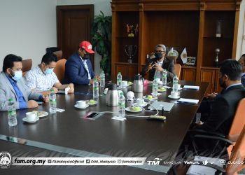 NORIZAM Tukiman (topi merah) mendengar penerangan Yusoff Mahadi di Wisma FAM, Kelana Jaya hari ini.