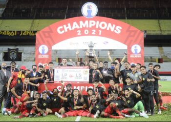 PASUKAN Negeri Sembilan meraikan kejayaan muncul juara Liga Perdana 2021 selepas menumpaskan PDRM FC 4-2 dalam perlawanan terakhir liga di Stadium Tuanku Abdul Rahman, Paroi kelmarin. – UTUSAN/MOHD. SHAHJEHAN MAAMIN.