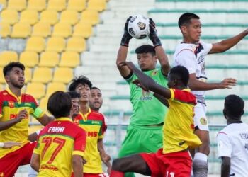 PENJAGA gol Negeri Sembilan, Kaharuddin Abdul Rahman menyelematkan gawang daripada dibolosi dalam aksi Liga Perdana menentang Selangor II di Stadium Selayang hari ini. - UTUSAN/SHIDDIEQIIN ZON