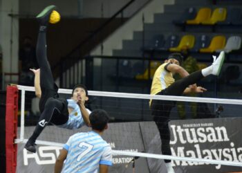 PEMAIN Penang Black Panthers, Aekasit Naphon (kiri) melakukan rejaman ketika menentang Negeri Sembilan Antlers
dalam perlawanan Liga Premier STL di Stadium Indera Mulia, Ipoh hari ini. - UTUSAN/ZULFACHRI ZULKIFLI