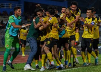 PEMAIN Negeri Sembilan meraikan jaringan kemenangan selepas bangkit menumpaskan Selangor dalam aksi Liga Super di Stadium MBPJ, malam ini. - UTUSAN/ SHIDDIEQIIN ZON