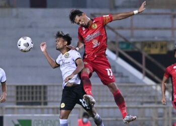 AKSI Perak (baju putih) dan Negeri Sembilan ketika bersaing dalam Liga Perdana di Stadium Tuanku Abdul Rahman, Paroi, malam ini.