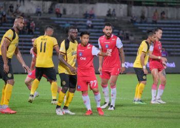 SABAH (baju merah) gagal memanfaatkan aksi di laman sendiri selepas kalah kepada Negeri Sembilan di Likas malam ini. - IHSAN SABAH FC