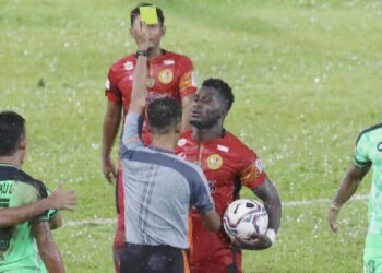 PENGADIL, Muhammad Akram Abdullah melayangkan kad kuning pemain Negeri Sembilan, Alain Thierry Akono dalam aksi Piala Malaysia menentang Melaka United di Stadium Hang Jebat, Paya Rumput kelmarin. - UTUSAN/RASUL AZLI SAMAD