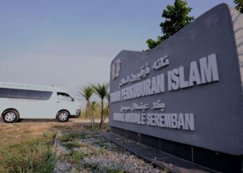 SEBUAH van jenazah dari Hospital Tampin yang membawa jenazah pesakit Covid-19 tiba di Tanah Perkuburan Islam, Bandar Ainsdale, Seremban baru-baru ini bagi urusan pengkebumian. – UTUSAN/MOHD. SHAHJEHAN MAAMIN.