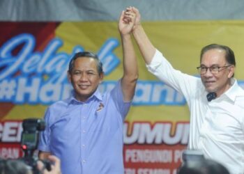 ANWAR Ibrahim ketika mengumumkan Aminuddin Harun sebagai calon PH di Parlimen Port Dickson untuk PRU15 pada Majlis Jelajah Harapan Negeri Sembilan di Bandar Dataran Segar, Port  Dickson, malam semalam. - FOTO/MOHD. SHAHJEHAN MAAMIN