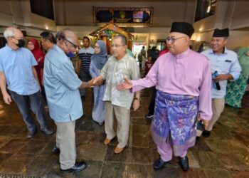 MOHD. Isa Abdul Samad (tengah) semasa menghadiri Majlis Jamuan Hari Raya Aidilfitri Ketua UMNO Bahagian Port Dickson yang juga Pengerusi BN Parlimen Port Dickson, Datuk Mohd. Faizal Ramli (kanan) di Port Dickson, Negeri Sembilan, semalam. - FOTO/MOHD. SHAHJEHAN MAAMIN