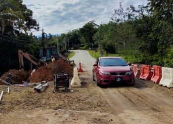 JALAN Pulau Mampat-Seberang Batu Hampar, Rembau yang terputus dua petang semalam akibat kejadian banjir kilat kini sudah boleh dilalui kembali oleh semua jenis kenderaan bermula pukul 6 pagi tadi. - FOTO/NOR AINNA HAMZAH