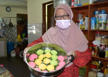 NUR Azreen Ku Abdullah Nur Azreen menunjukkan kuih angku yang ditempah oleh pelanggannya sempena Tahun Baharu Cina pada kali ini ketika ditemui Utusan Malaysia di rumahnya di Taman Nyior, Seremban, semalam.-UTUSAN/ZAKKINA WATI AHMAD TARMIZI.