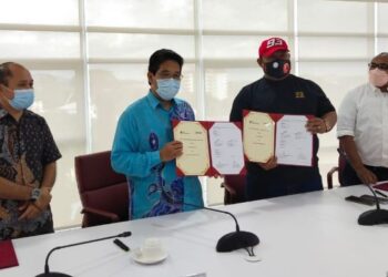 MOHAMAD Rafie (dua dari kiri), Pengarah Unclezam Holding Berhad, Norizam Tukiman (tiga dari kiri) pada majlis menandatangani Perjanjian Usahasama penubuhan NSC-Zammedi Lab di Seremban, hari ini. - FOTO/NOR SHAFAWATI YUP