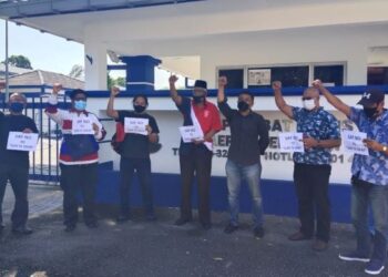 MOHAMMAD Hafiz Baharudin (tiga dari kanan, baju hitam) bersama wakil empat NGO membuat laporan polis di IPD Seremban berhubung penerbitan buku Gay is Okay! A Christian Perspective. - FOTO/NOR SHAFAWATI YUP