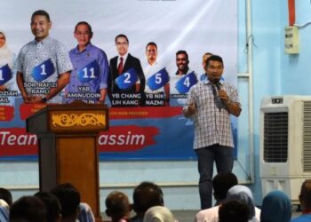 RAFIZI Ramli sewaktu berucap pada Majlis Hari Raya Aidilfitri 2022 di Dewan Orang Ramai Taman Dusun Nyior, Ampangan, Seremban, malam semalam. - FOTO/BADRUL HAFIZAN MAT ISA