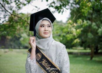 NABILA Laila Ramadany menggayakan kain selempang dan mortar board yang ditempah khas dan bergambar kenangan bersama keluarganya di Jakarta bagi meraikan hari konvokesyennya hari ini. - FOTO/IHSAN NABILA LAILA RAMADANY