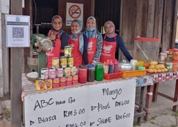 NORAZNI Md. Tolah (kiri) bersama pekerja-pekerja spa yang kini berniaga minuman ABC dan mangga float di Simpang Kampung Bukit Kelulut, Jalan Bahau-Batu Kikir, Jempol, Negeri Sembilan. - MINGGUAN/NURULAZMA SYAFIQAH KHAIRUL AZHAR