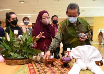 AMINUDDIN Harun melawat pameran sempena Program Modal Insan Anak Seremban (Promise) di Bandar Sri Sendayan, Seremban, semalam.- FOTO/ZAKKINA WATI AHMAD TARMIZI