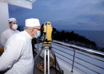 MUFTI Kerajaan Negeri Sembilan, Datuk Mohamad Yusof Ahmad ketika melihat anak bulan Syawal menggunakan alat pengukuran 'total station' di Balai Cerap Telok Kemang, Port Dickson. - UTUSAN/MOHD. SHAHJEHAN MAAMIN