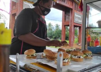 ABDUL Razif Sulaiman mengusahakan gerai burger yang terletak di Kampung Lonek, Jempol, Negeri Sembilan. - UTUSAN/NURULAZMA SHAFIQAH KHAIRUL AZHAR