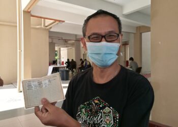 LAU Tien Han menunjukkan catatan sebanyak 65 kali dia mendermakan darah ketika ditemui di Program Derma Darah anjuran Lions Club Tampin dengan kerjasama Hospital Tampin, di Dewan Anggerik, Kuartes Staf, Hospital Tampin, Tampin, Negeri Sembilan semalam. - UTUSAN/NOR AINNA HAMZAH