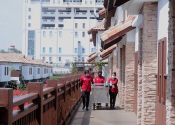 PEKERJA-PEKERJA bahagian pembersihan bilik tetap menjalankan kerja-kerja pembersihan walaupun tanpa kehadiran pengunjung ekoran pelaksanaan PKP di Hotel Grand Lexis, Port Dickson, Negeri Sembilan. - FOTO/MOHD. SHAHJEHAN MAAMIN