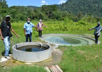 SHAHRIN Mat Basir (dua dari kiri) bersama penduduk setempat menunjukkan kolam air panas di Kampung Ulu Bendul dekat Kuala Pilah yang kini terbiar tanpa ada sebarang usaha menjadikannya sebagai lokasi utama pelancongan. – UTUSAN/ZAKKINA WATI AHMAD TARMIZI