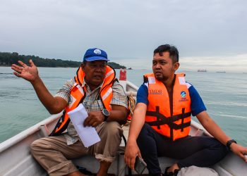 MD. Isa Johar (kiri) menunjukkan kawasan yang dirancang untuk dilaksanakan Pelabuhan Antarabangsa Kuala Linggi (KLIP) kepada wartawan Utusan Malaysia, BADRUL HAFIZAN MAT ISA di Port Dickson baru-baru ini.-UTUSAN/MUHAMMAD IZZAT TERMIZIE.