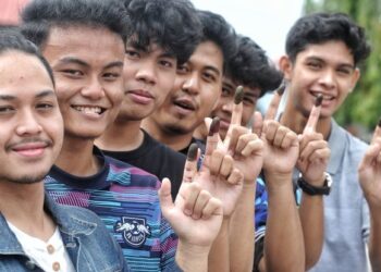 PENGUNDI muda menunjukkan dakwat pada jari masing-masing selepas mengundi buat kali pertama di pusat mengundi Sekolah Kebangsaan (SK) Panglima Adnan, Port Dickson. - UTUSAN/MOHD SHAHJEHAN MAAMIN