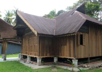 ANTARA rumah tradisional yang terbiar di Kampung Tengah Ulu, Seri Menanti, Kuala Pilah. – UTUSAN/
BADRUL HAFIZAN MAT ISA