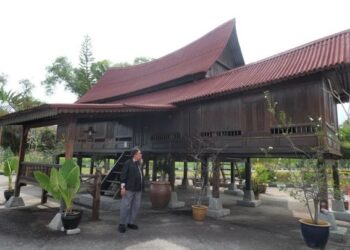 ISHAM Shah Hassan menunjukkan Rumah Warisan Hajah Kundur dari Chembong, Rembau yang telah 
dipasang semula serta ditempatkan di kampus Politeknik Port Dickson sejak 2015.