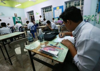 PEMBERIAN vaksin membolehkan calon-calon SPM, STPM
melakukan pembelajaran bersemuka, sekali gus memberi tumpuan
kepada peperiksaan itu. – GAMBAR HIASAN