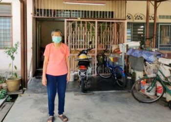 CHIN Nyok Yun tinggal seorang diri di sebuah rumah di Taman KSM, Kuala Klawang, Jelebu selain menderita penyakit tulang belakang sejak 10 tahun lalu.-UTUSAN/NOR SHAFAWATI YUP