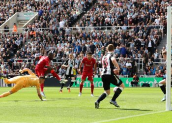 NABY Keita meledak gol pembukaan Liverpool ketika menentang Newcastle dalam aksi Liga Perdana Inggeris di St. James' Park hari ini.