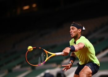 RAFAEL Nadal membalas pukulan Richard Gasquet pada pusingan kedua Terbuka Perancis di Paris hari ini. - AFP