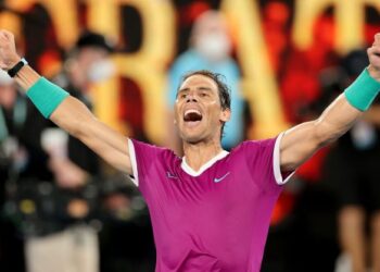 RAFAEL Nadal cipta sejarah selepas menewaskan pemain No.2 dunia Daniil Medvedev di final Terbuka Australia.- AFP