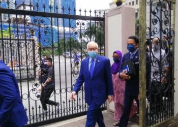 NAJIB Tun Razak tiba di Mahkamah Tinggi Kuala Lumpur bagi mendengar keputusan permohonan kerajaan melucut hak wang melebihi RM114 juta miliknya dan UMNO yang disita daripada Pavilion Residences. - FOTO/NORLIZAH ABAS