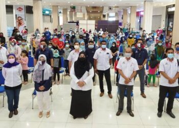 NAJWAH Halimah Alim (tengah) bersama penerima dalam program Back To School Tekun Nasional yang diadakan di Johor Bahru, hari ini.