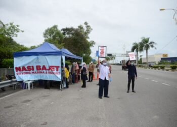 WAN Mohd. Faizul Wan Abas (kiri) turut sama mempromosikan hidangan nasi bajet berharga RM3 yang dijual Duyung Marina & Resort di Jambatan Sultan Mahmud di Kuala Terengganu, hari ini. - FOTO/PUQTRA HAIRRY ROSLI