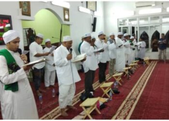 Sesi berselawat oleh Kumpulan Maulid Ad-Dibaei yang disertai pelbagai usia. – UTUSAN/ABDUL RAZAK IDRIS