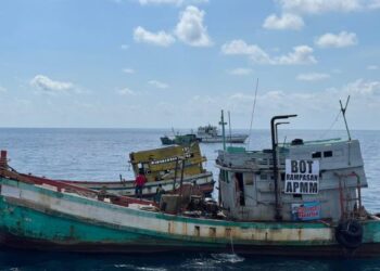 ANTARA empat bot nelayan Vietnam yang ditenggelamkan di perairan Kuala Nerus hari ini untuk dijadikan tukun tiruan.