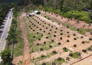 PEMANDANGAN keseluruhan tapak projek Waqaf Dusun Ilmu (WaDI) UiTM Melaka kampus Alor Gajah yang dirakam dari udara.